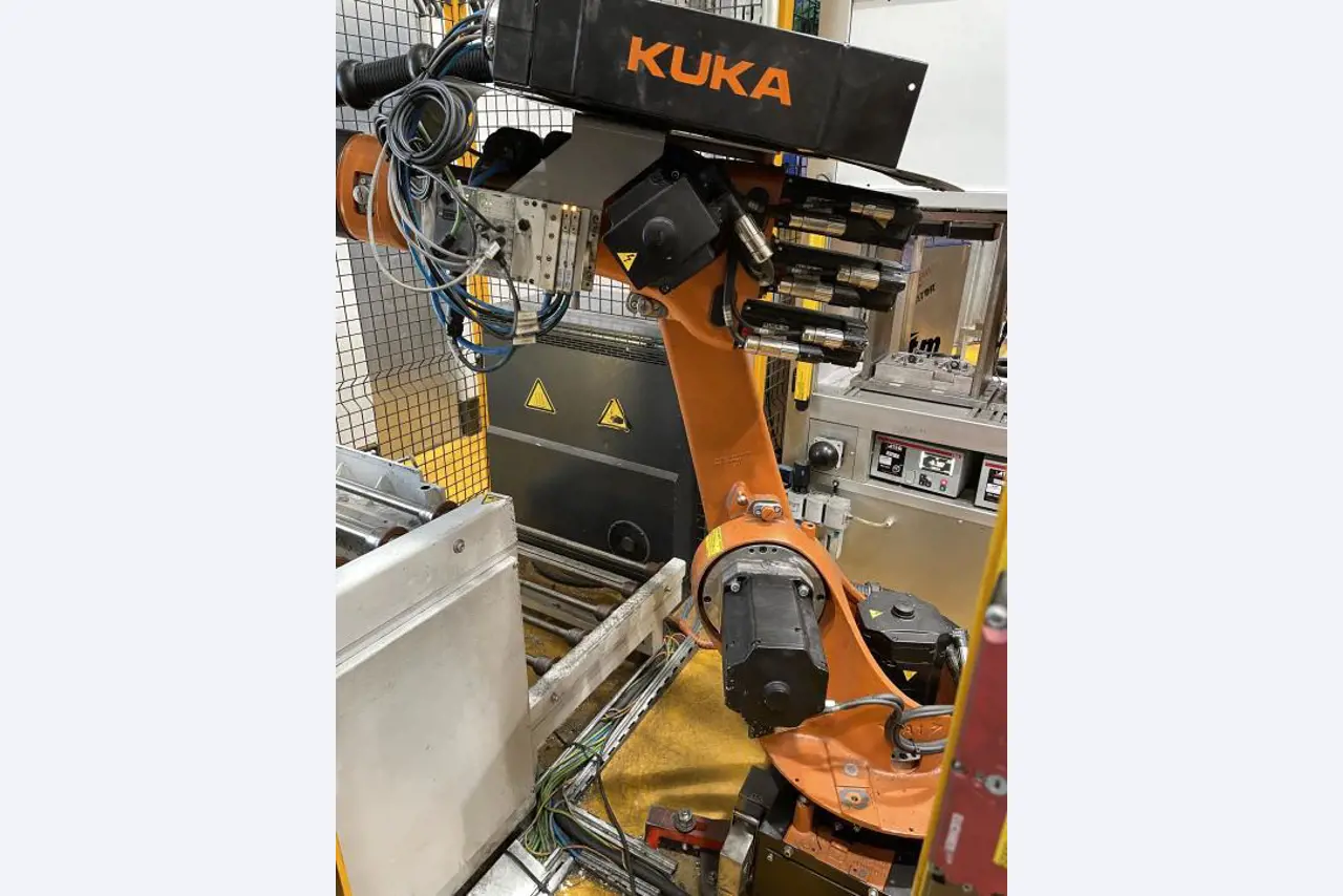 Centros de mecanizado y robots en buen estado en un proveedor de automoción-1